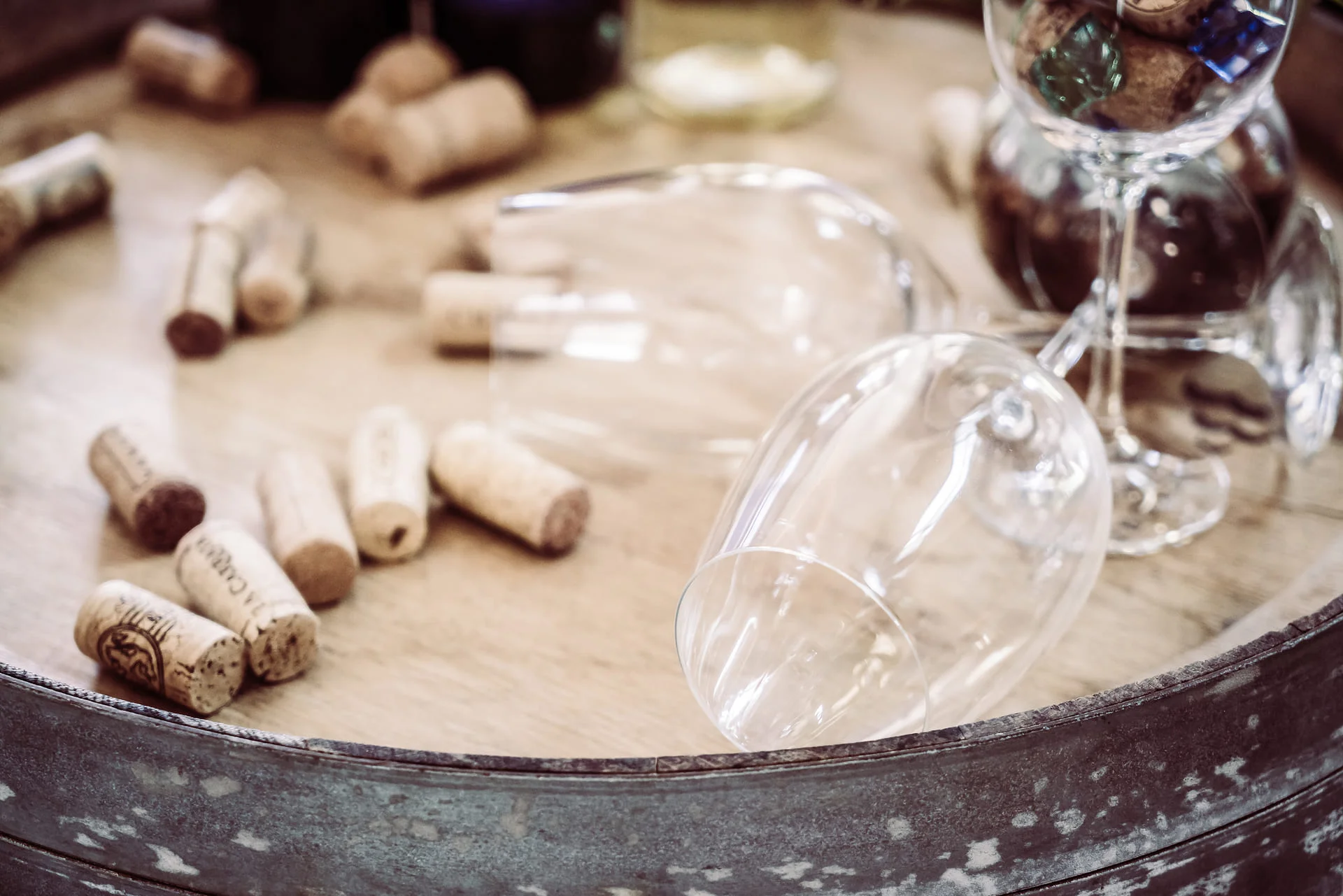 Verres et bouchons de vin sur une table tonneau