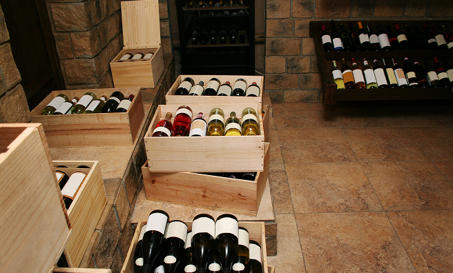 Cave avec des caisses de bouteilles de vin